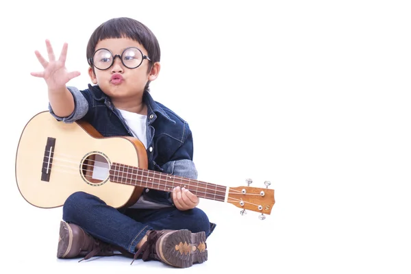 Ukulele oynayan sevimli çocuk