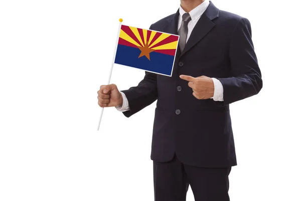 Homme d'affaires en costume tenant le drapeau de l'État de l'Arizona — Photo