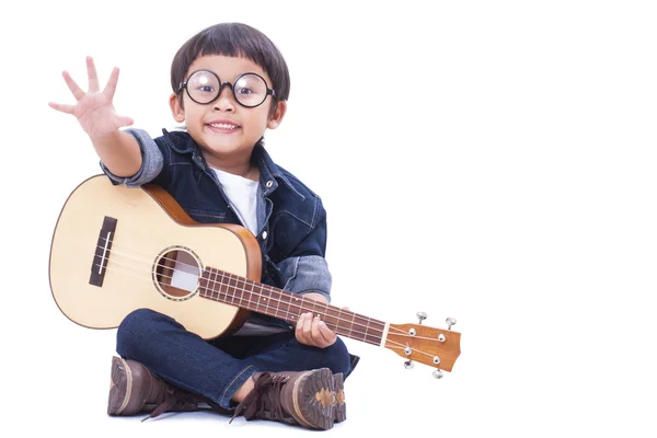 Sevimli çocuk ukulele beyaz arka plan üzerinde oynama