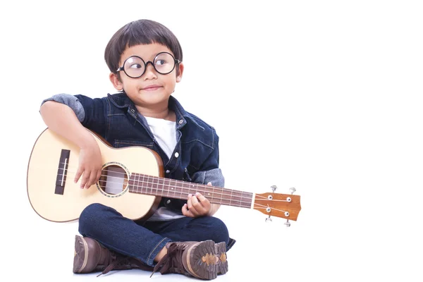 Söt pojke spela ukulele på vit bakgrund — Stockfoto