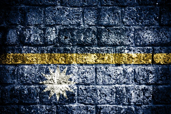 Nauru Flagge auf alter Ziegelmauer — Stockfoto