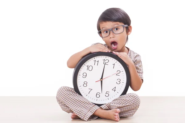 Netter Junge hält große Uhr — Stockfoto