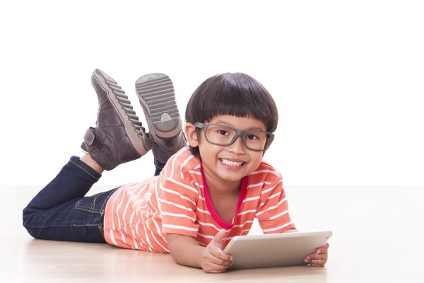 Sevimli çocuk bilgisayar tablet üzerinde bir oyun oynuyor — Stok fotoğraf
