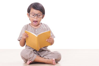 Sevimli çocuk gözlük takan bir kitap okuyor