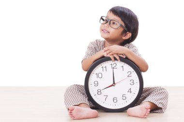 Sevimli çocuk büyük saat tutuyor