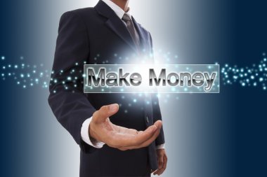 Gösterilen işadamı el yapmak para düğme sanal ekranda.