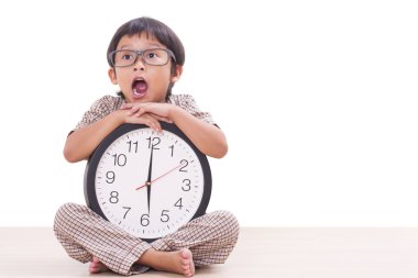 Sevimli çocuk büyük saat tutuyor