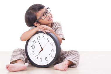 Sevimli çocuk büyük saat tutuyor