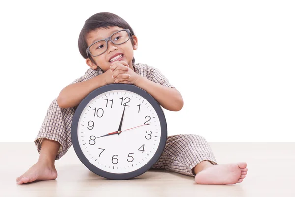 Mignon garçon tient Gros horloge — Photo