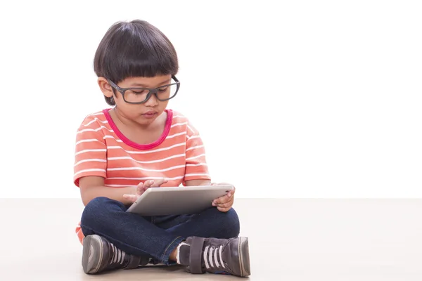 Netter Junge spielt ein Spiel auf einem Computer-Tablet — Stockfoto