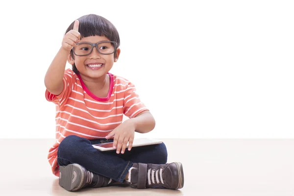 Schattige jongen spelen een spel op computer Tablet PC — Stockfoto