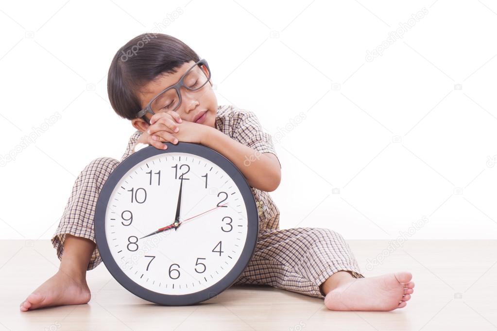 Resultado de imagem para menino com relógio