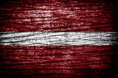 eski ahşap tahta dokusu üzerinde boyalı Letonya bayrağı