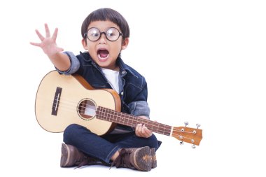 Sevimli çocuk ukulele beyaz arka plan üzerinde oynama