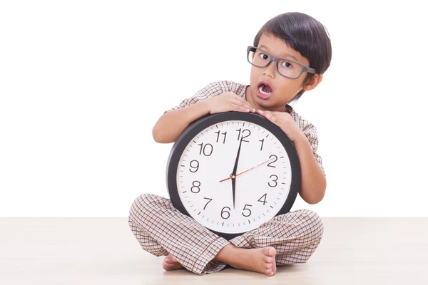 Ładny chłopiec trzyma duży zegar — Zdjęcie stockowe