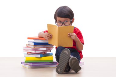 sevimli çocuk kitap okuma