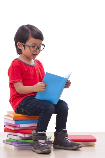 Söt pojke läser en bok — Stockfoto