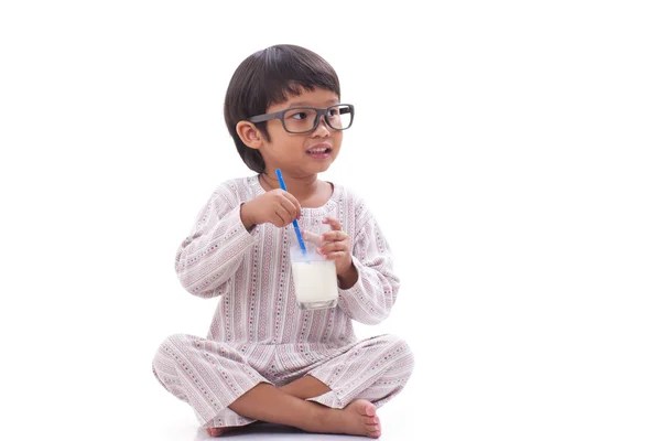 快乐的小男孩喝牛奶 — 图库照片