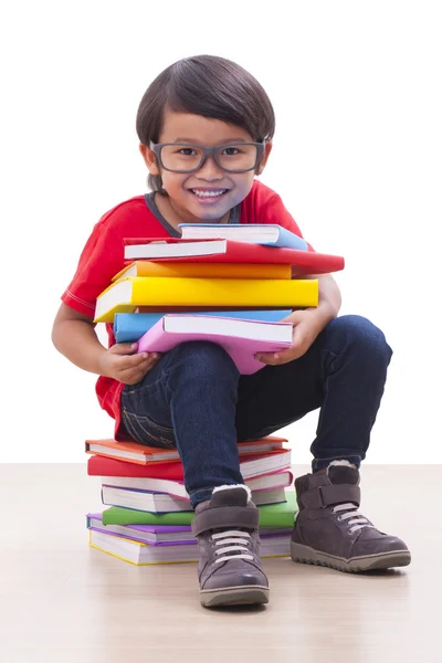 Netter Junge liest ein Buch lizenzfreie Stockfotos