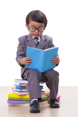 Yakışıklı bir kitap okuma takım elbiseli