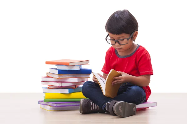 Söt pojke läser en bok — Stockfoto