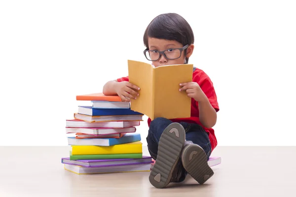 Söt pojke läser en bok — Stockfoto