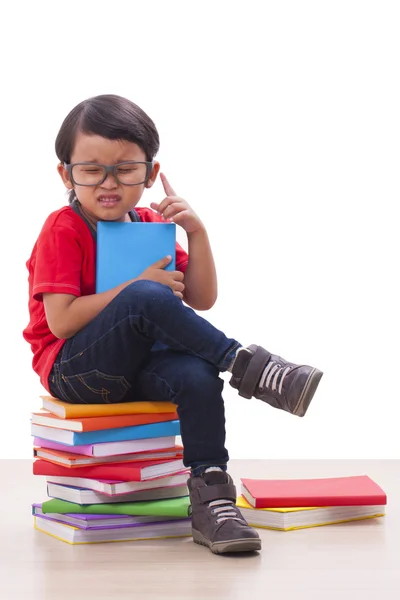 Bonito menino lendo um livro — Fotografia de Stock