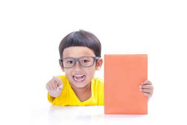 Sevimli küçük çocuk bir kitap okuyor