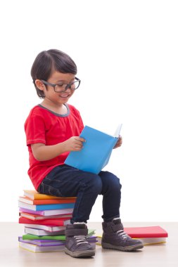 sevimli çocuk kitap okuma
