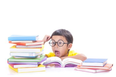 Yakışıklı bir kitap okuyor