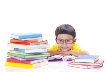 Sevimli küçük çocuk gözlük takan bir kitap okuyor.