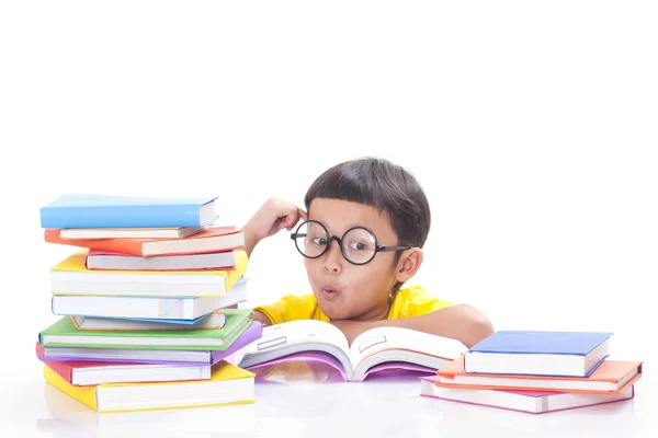 Schattige kleine jongen is het lezen van een boek — Stockfoto