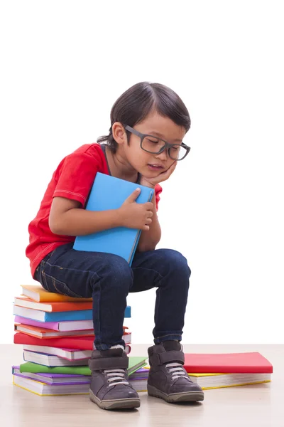Bonito menino sentar e segurar livros — Fotografia de Stock