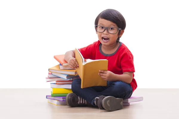 Söt pojke läser en bok — Stockfoto