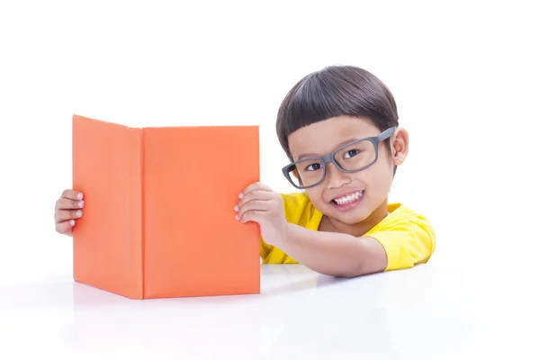 Söt liten pojke läser en bok — Stockfoto