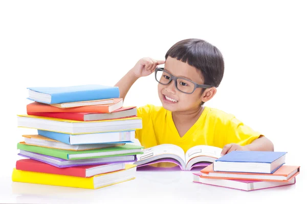 Bonito menino está lendo um livro — Fotografia de Stock