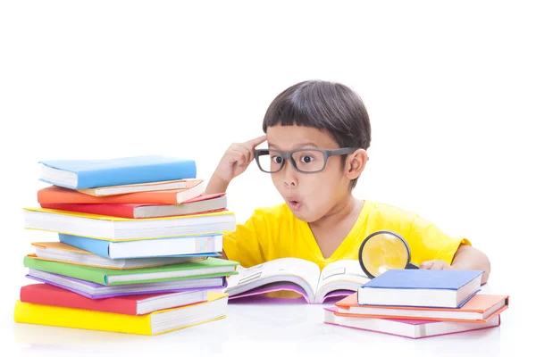 Schattige kleine jongen is het lezen van een boek — Stockfoto