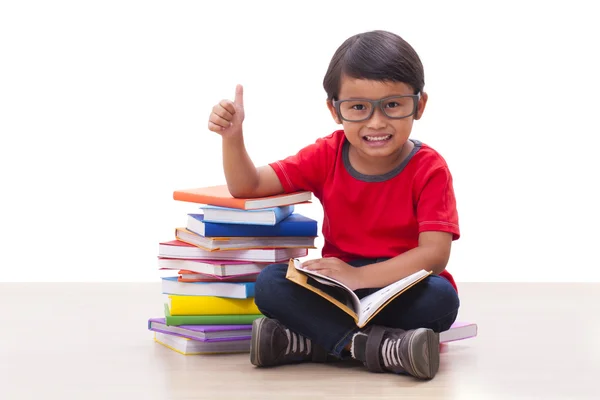 Schattige jongen lezen van een boek — Stockfoto