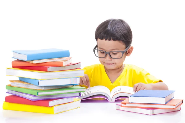 Bonito menino está lendo um livro — Fotografia de Stock