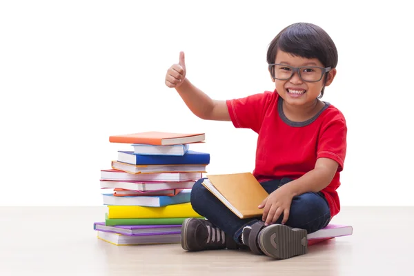 Lindo chico sentado en los libros —  Fotos de Stock