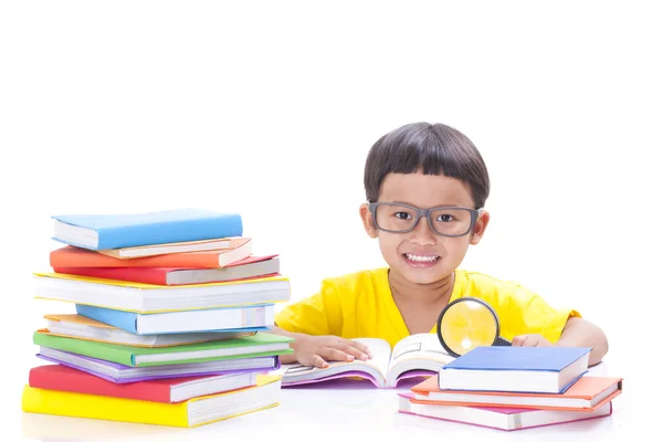 Schattige kleine jongen is het lezen van een boek — Stockfoto