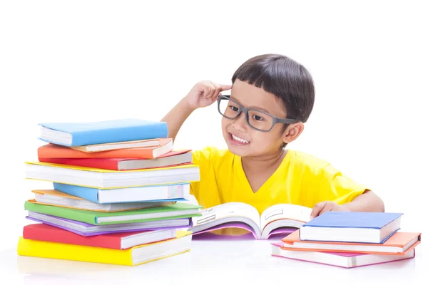 Roztomilý malý chlapec čte knihu — Stock fotografie
