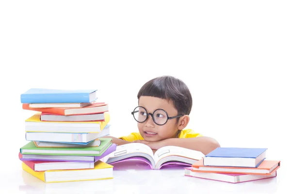 Carino ragazzo sta leggendo un libro — Foto Stock