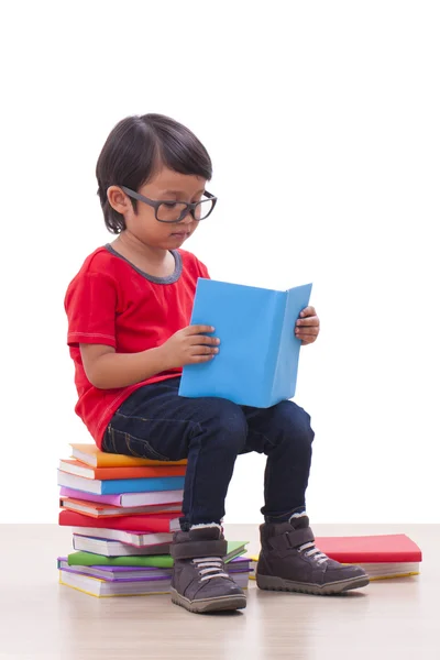 Netter Junge liest ein Buch — Stockfoto