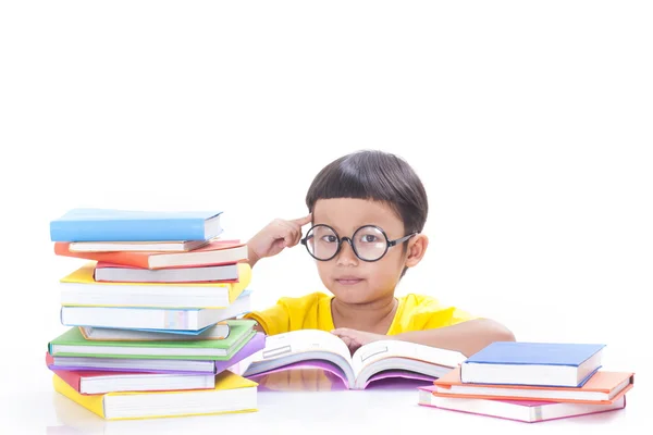 Mignon garçon est la lecture un livre — Photo