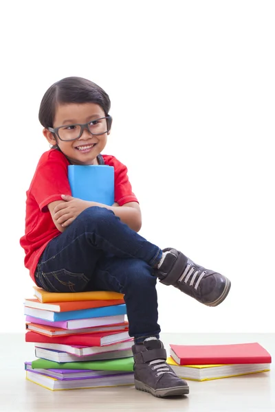 Netter Junge liest ein Buch — Stockfoto