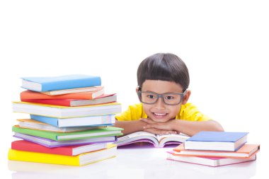 Sevimli küçük çocuk bir kitap okuyor