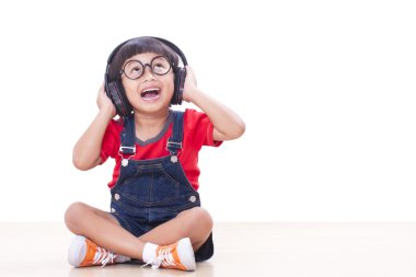 kulaklıklar ile mutlu çocuk