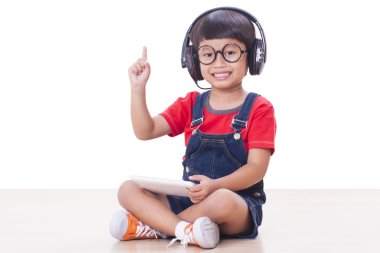 Bir tablet için bağlı kulaklık ile mutlu çocuk