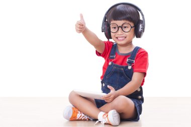 Bir tablet için bağlı kulaklık ile mutlu çocuk